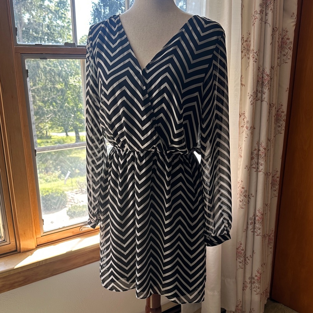 Express Black and White Zigzag Long Sleeve Dress (NWT)- Medium - Picture 4 of 14